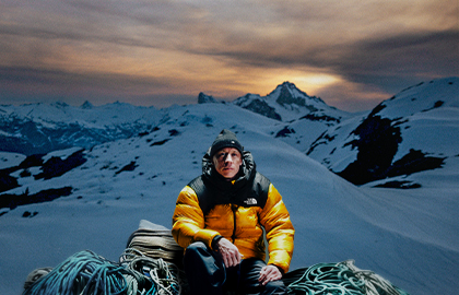 탐험의 다음 길을 여는 노스페이스 써밋 눕시. 발수 기능을 적용한 프로다운 충전재(ProDown™), 경량성과 내구성을 겸비한 소재, 클라이밍 헬멧과 함께 착용 가능한 후드를 만나보세요.