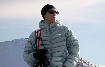 가벼운 착용감과 뛰어난 활동성, 안정적인 보온성을 갖춘 SUMMIT SERIES 경량 다운 자켓을 만나보세요.
